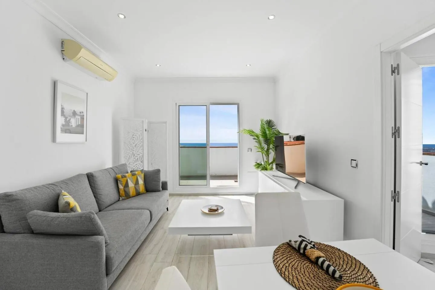 Modern Retreat In The Heart Of Mijas Puebloアパートメント
